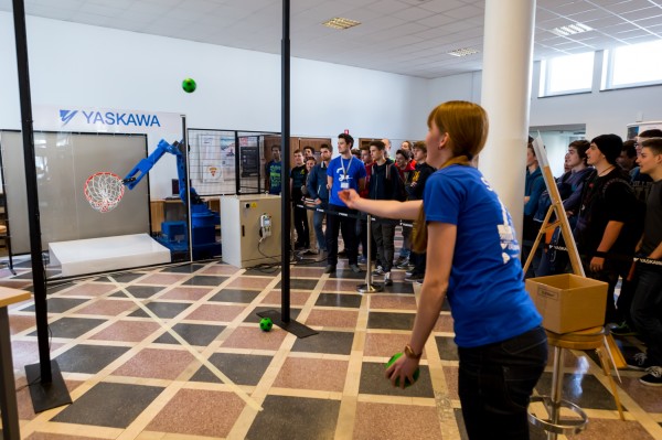 Aplikacija T¬robot in +żogaTź YASKAWA (robot Motoman MH5)