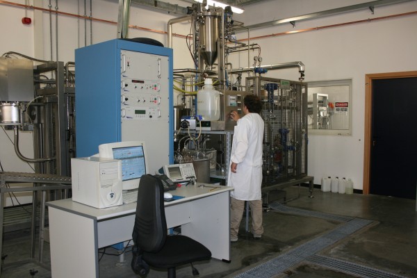 Foto3 - Pilotna naprava za pasterizacijo sokov z elektroporacijo (VIR Prodal, Italija)