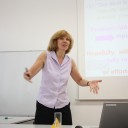 dr. Mirjam Cvetič – Sodobna teorija strun se sooči s fiziko delcev in s črnimi luknjami