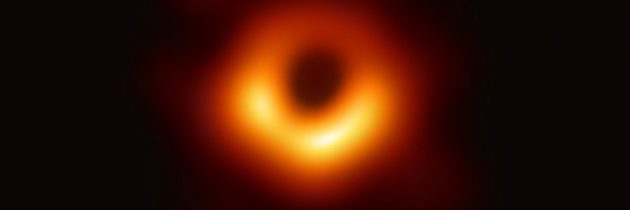 Astronomi posneli prvo sliko supermasivne črne luknje