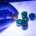 S stabilizacijo svinčevih perovskitov v kovinsko-organskem steklu do boljše LED razsvetljave ter odpornejših zaslonov pametnih telefonov