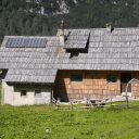 Razsrediščenje trajnostnosti: K lokalnim rešitvam globalnih okoljskih problemov